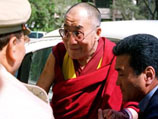 Далай-лама прибывает в бомбейский госпиталь Лилавати
