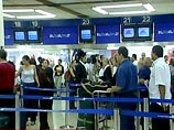 Власти аэропорта выясняют, как израильскому пассажиру, летевшему рейсом компании El Al, удалось попасть на борт самолета с пистолетом, который он спокойно пронес в своей ручной клади Власти аэропорта выясняют, как израильскому пассажиру, летевшему рейсом компании El Al, удалось попасть на борт самолета с пистолетом, который он спокойно пронес в своей ручной клади