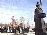 В Севастополе у мемориала морякам-подводникам открыта памятная доска, на которой выгравированы имена 24 cевастопольцев - членов экипажей подлодок "Комсомолец" и "Курск"
