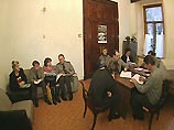 Военные разъясняют, кому и какие отсрочки положены, на какой срок, кто в каких войсках может служить. Пытаются решать спорные вопросы. Посетители - в основном женщины, чьи сыновья должны быть призваны в армию этой осенью Военные разъясняют, кому и какие отсрочки положены, на какой срок, кто в каких войсках может служить. Пытаются решать спорные вопросы. Посетители - в основном женщины, чьи сыновья должны быть призваны в армию этой осенью