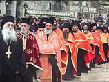 Процессия православных священников у Базилики Рождества Христова в Вифлееме