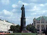 Статуя несгибаемого Феликса была свергнута с пьедестала, и на ее месте был воздвигнут монумент памяти жертвам репрессий