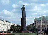 Статуя несгибаемого Феликса была свергнута с пьедестала, и на ее месте был воздвигнут монумент памяти жертвам репрессий Статуя несгибаемого Феликса была свергнута с пьедестала, и на ее месте был воздвигнут монумент памяти жертвам репрессий