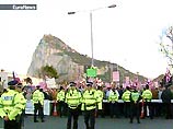 Более двух тысяч жителей Гибралтара собрались во вторник на испанской границе...