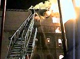Огонь возник на втором этаже пятиэтажного здания старой постройки