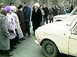 Сдерживать движение машин на дорогу вышли старики и дети. На все их предыдущие попытки привлечь внимание к отсутствию отопления в квартирах администрация не реагировала Сдерживать движение машин на дорогу вышли старики и дети. На все их предыдущие попытки привлечь внимание к отсутствию отопления в квартирах администрация не реагировала