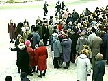 По словам митингующих, отопительная система поселка полностью развалена, поэтому в дома горячая вода просто не поступает По словам митингующих, отопительная система поселка полностью развалена, поэтому в дома горячая вода просто не поступает