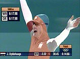 Голандский конькобежец Йохем Айтдехаге выиграл забег на дистанции 5 000 метров, установив новый мировой и олимпийский рекорд на Играх в Солт-Лейк-Сити - 6 минут 14,66 секунды.