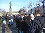 Рутинную работу активистов из "Идущих вместе" по обмену вредных, по их мнению, книг на полезные оживили радикалы из национал-большевистской партии Лимонова Рутинную работу активистов из "Идущих вместе" по обмену вредных, по их мнению, книг на полезные оживили радикалы из национал-большевистской партии Лимонова