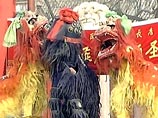 На Новый год китайцы заставляют змей забираться в нос и выпускают их через рот