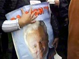 У здания посольства США в Москве проходит митинг в знак протеста против суда над Милошевичем