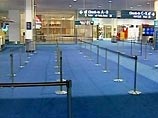 Тревога уже отменена - пассажиры возвращаются в здание международного терминала