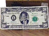 ...в которых находилась фотография президента США Джорджа Буша и по две банкноты в 100 долларов