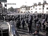 Обычный полицейский рейд по изъятию оружия, наркотиков и контрабандных товаров завершился настоящей схваткой на улицах Мехико Обычный полицейский рейд по изъятию оружия, наркотиков и контрабандных товаров завершился настоящей схваткой на улицах Мехико