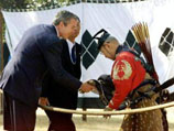 Традиционными японскими поклонами в синтоистском храме "Мэйдзи" и участием в старинной церемонии "расстрела" сил зла начал сегодня официальную часть своего визита в Токио президент США Джордж Буш