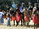 Президент Буш наблюдал за традиционными соревнованиями "ябусамэ", когда мчащиеся на лошадях лучники в старинных костюмах должны на полном скаку поразить стрелами ритуальные мишени.