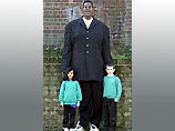 Житель Лондона претендует на право считаться самым высоким человеком в мире. Его рост составляет 2 метра 36 сантиметров
