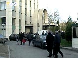 Пуля пробила окно на 16-м этаже здания в кабинете журналиста Акакия Гогичаишвили