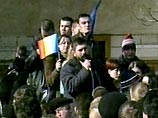 В Кишиневе студенты и школьники пикетируют здание телекомпании В Кишиневе студенты и школьники пикетируют здание телекомпании