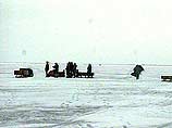 В районе поселков Лесное и Охотское от берега оторвало две льдины с рыбаками