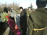 Особых торжеств по случаю инаугурации в Курске не было, туда не приехали даже представители руководства КПРФ. По стилю сама церемония весьма напоминала партийные конференции прошлых лет Особых торжеств по случаю инаугурации в Курске не было, туда не приехали даже представители руководства КПРФ. По стилю сама церемония весьма напоминала партийные конференции прошлых лет