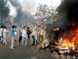В четверг беспорядки начались в административном центре штата Гуджарат - Гандинагаре, где индусские экстремисты подожгли помещение одной из мусульманских организаций