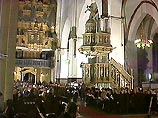 Он был отмечен скандалом - главы ведущих конфессий, включая протестантов, православных и старообрядцев, демонстративно отказались вести богослужение в Домском соборе, на котором собиралось присутствовать высшее руководство страны Он был отмечен скандалом - главы ведущих конфессий, включая протестантов, православных и старообрядцев, демонстративно отказались вести богослужение в Домском соборе, на котором собиралось присутствовать высшее руководство страны