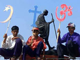 В Калькутте около 200 христиан, держа в руках символы христианства, индуизма и ислама, осудили насилие на религиозной почве