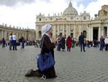 Монахиня ожидает появления Иоанна Павла II в окне папских покоев
