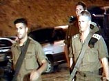 10 израильских солдат и представителей гражданского населения были убиты в результате атаки, осуществленной таким образом, что возникли подозрения: очень нетипичной для палестинских боевиков была "манера" исполнения теракта