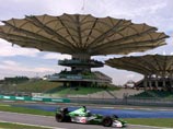Болиды новой команды Phoenix Grand Prix прибыли в Малайзию