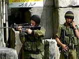 Солдаты ведут поиск палестинских террористов, которые могут скрываться в этом здании