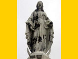 От осколков снаряда пострадала статуя Девы Марии, установленная на крыше храма