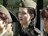 Женщины-военнослужащие выставили пикет у КПП воинской части