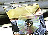 Для того, чтобы проигрывать гибкий CD на обычных проигрывателях, его сначала придется "одеть" в жесткий прозрачный корпус-адаптер