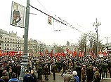 Члены анпиловского движения "Трудовая Россия" (ТР) желали отметить 83-ю годовщину Великой Октябрьской Социалистической Революции маршем через Красную площадь. По действующему законодательству, такое разрешение может дать лишь глава государства. Путин "Тру