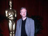 Джеймс Камерон, ставший лауреатом как лучший режиссер за фильм "Титаник", "скромно" заявил: "Я - король мира!"