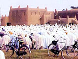 Нигерийские мусульмане молятся возле мечети
