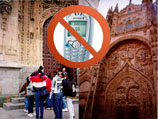 В церквях Испании начали бороться с назойливыми звонками мобильников