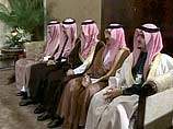 На глазах участников форума и всего арабского мира принц Абдалла и заместитель Совета революционного командования Ирака, согласно восточной традиции, трижды поцеловались