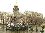 Как сообщает корреспондент НТВ, в митинге у памятника "Героям Плевны" участвовали примерно 50 чернобыльцев, которые, по их словам, "пришли, чтобы обратить внимание людей на свое тяжелое положение"