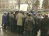 Конкретный повод для митинга - это сегодняшний пленум Верховного Суда, на котором должен окончательно решаться вопрос о выплатах ликвидаторам чернобыльской аварии, - сообщает корреспондент НТВ
