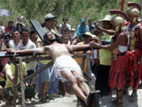 Католики на Филипинах добровольно подвергли себя распятию на кресте
