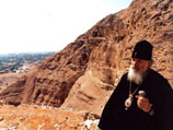 Патриарх Алексий II во время паломничества в Святую землю. На Горе искушений