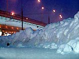 В результате ночного снегопада в столице осложнилась дорожная обстановка