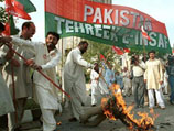 Члены одной из политических партий Пакистана сжигают чучело израильского премьера