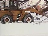 В штате Нью-Йорк спасатели расчищают от снега город Буффало