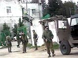 Ровно в шесть утра израильские танки, что стоят в 5 метрах от офиса, заводят двигатели и не дают уснуть Арафату