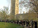 Центральную часть Лондона заполнили толпы людей, которые пришли проститься с королевой-матерью