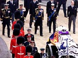 В Великобритании спорят, правильно ли СМИ освещают смерть королевы-матери